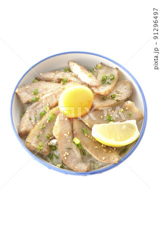 カットレモンと卵黄が乗った豚トロ丼、焼き肉丼を白背景で俯瞰撮影 カットレモンと卵黄が乗った豚トロ丼、焼き肉丼を白背景で俯瞰撮影 91296497