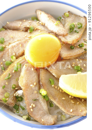 カットレモンと卵黄が乗った豚トロ丼、焼き肉丼を白背景で俯瞰撮影 91296500