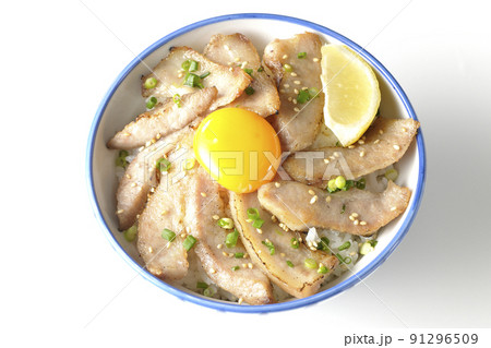 カットレモンと卵黄が乗った豚トロ丼、焼き肉丼を白背景で俯瞰撮影 カットレモンと卵黄が乗った豚トロ丼、焼き肉丼を白背景で俯瞰撮影 91296509