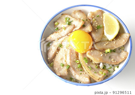 カットレモンと卵黄が乗った豚トロ丼、焼き肉丼を白背景で俯瞰撮影 91296511
