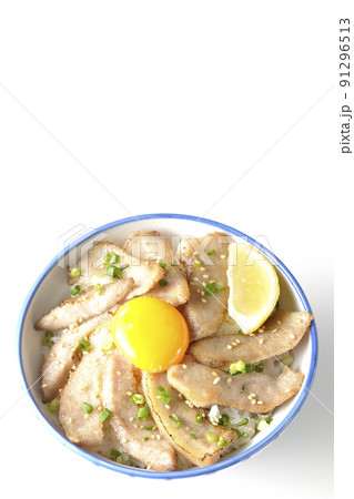 カットレモンと卵黄が乗った豚トロ丼、焼き肉丼を白背景で俯瞰撮影 91296513