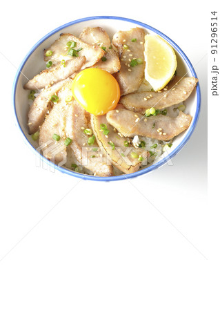 カットレモンと卵黄が乗った豚トロ丼、焼き肉丼を白背景で俯瞰撮影 91296514
