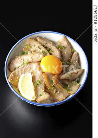 カットレモンと卵黄が乗った豚トロ丼、焼き肉丼を黒背景で俯瞰撮影 カットレモンと卵黄が乗った豚トロ丼、焼き肉丼を黒背景で俯瞰撮影 91296627