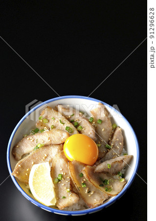 カットレモンと卵黄が乗った豚トロ丼、焼き肉丼を黒背景で俯瞰撮影 カットレモンと卵黄が乗った豚トロ丼、焼き肉丼を黒背景で俯瞰撮影 91296628