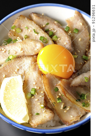 カットレモンと卵黄が乗った豚トロ丼、焼き肉丼を黒背景で俯瞰撮影 カットレモンと卵黄が乗った豚トロ丼、焼き肉丼を黒背景で俯瞰撮影 91296631