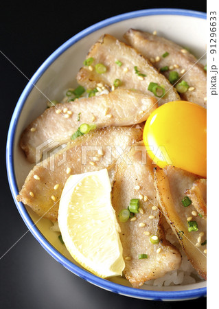 カットレモンと卵黄が乗った豚トロ丼、焼き肉丼を黒背景で俯瞰撮影 カットレモンと卵黄が乗った豚トロ丼、焼き肉丼を黒背景で俯瞰撮影 91296633