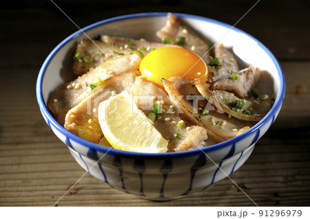 カットレモンと卵黄が乗った豚トロ丼、焼き肉丼 91296979