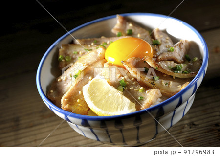 カットレモンと卵黄が乗った豚トロ丼、焼き肉丼 91296983