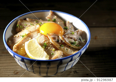 カットレモンと卵黄が乗った豚トロ丼、焼き肉丼 91296987