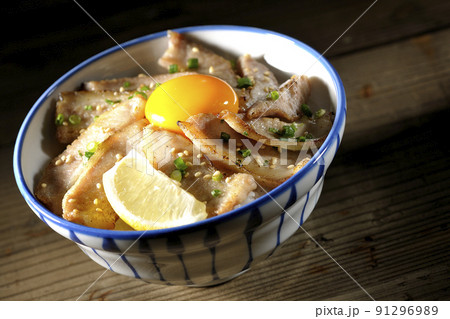 カットレモンと卵黄が乗った豚トロ丼、焼き肉丼 91296989