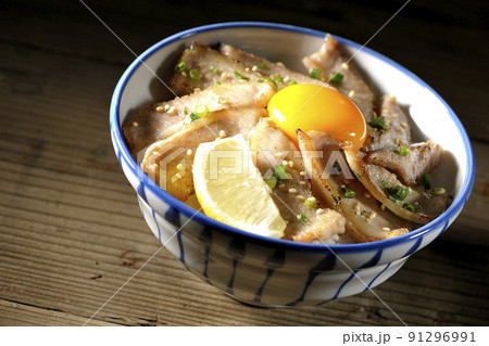 カットレモンと卵黄が乗った豚トロ丼、焼き肉丼 カットレモンと卵黄が乗った豚トロ丼、焼き肉丼 91296991