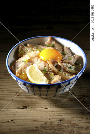 カットレモンと卵黄が乗った豚トロ丼、焼き肉丼 カットレモンと卵黄が乗った豚トロ丼、焼き肉丼 91296999