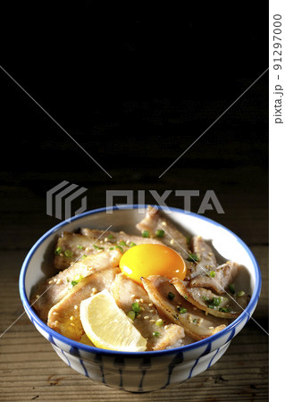 カットレモンと卵黄が乗った豚トロ丼、焼き肉丼 カットレモンと卵黄が乗った豚トロ丼、焼き肉丼 91297000