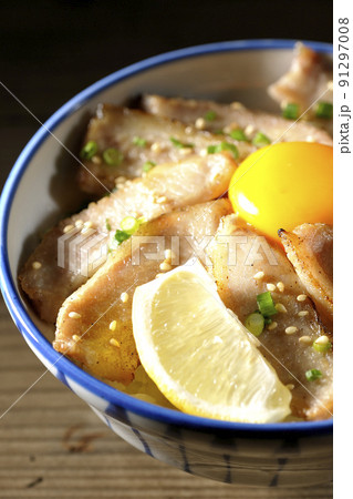カットレモンと卵黄が乗った豚トロ丼、焼き肉丼 91297008