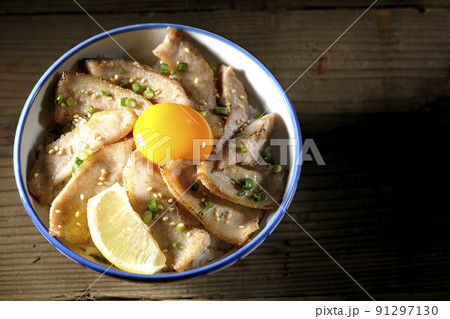 カットレモンと卵黄が乗った豚トロ丼、焼き肉丼を俯瞰で撮影 カットレモンと卵黄が乗った豚トロ丼、焼き肉丼を俯瞰で撮影 91297130