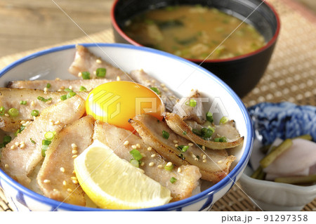 カットレモンと卵黄が乗った豚トロ丼、焼き肉丼と蕪のお新香と味噌汁 カットレモンと卵黄が乗った豚トロ丼、焼き肉丼と蕪のお新香と味噌汁 91297358
