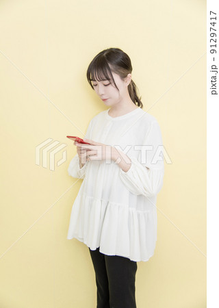 スマートフォンを使う女性 91297417