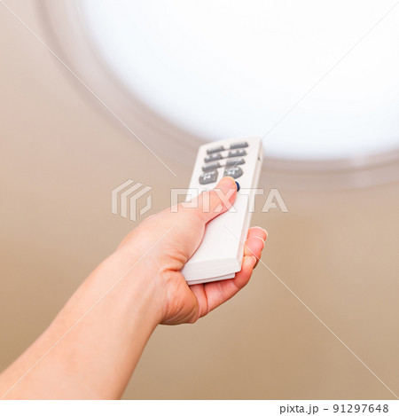 電気 を 消す 点ける　消灯　【 節電 の イメージ 】　 91297648