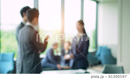 会話するビジネスグループのイメージ ぼかし写真 会話するビジネスグループのイメージ ぼかし写真 91300597