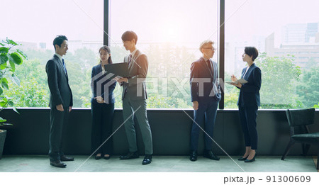 ロビーで会話するビジネスグループ ロビーで会話するビジネスグループ 91300609