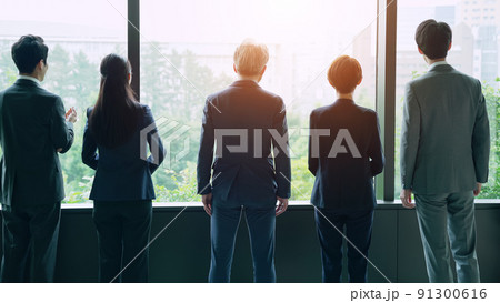 オフィスから外を眺めるビジネスグループ 91300616