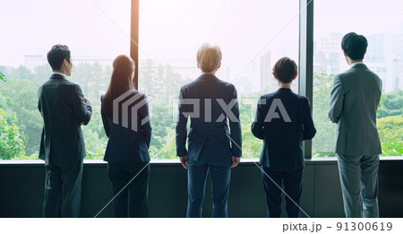 オフィスから外を眺めるビジネスグループ オフィスから外を眺めるビジネスグループ 91300619