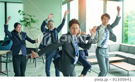 オフィスでダンスするビジネスグループ 91300641