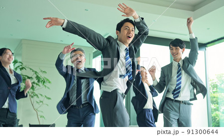 オフィスでダンスするビジネスグループ オフィスでダンスするビジネスグループ 91300644