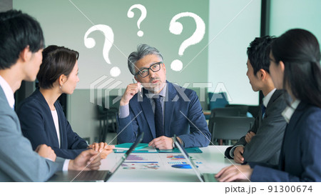 考える経営者　悩み　疑問 91300674