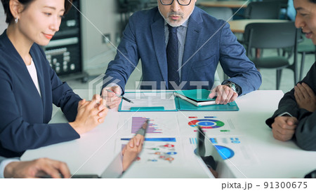 会議するビジネスグループ 91300675