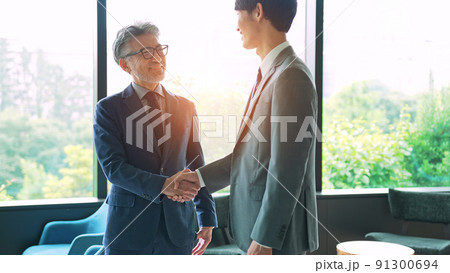 握手するエグゼクティブ男性 91300694