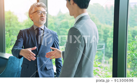 握手するエグゼクティブ男性 握手するエグゼクティブ男性 91300696