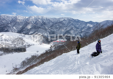 長野県北安曇野郡小谷村にある白馬コルチナスキー場の稗田山林間コースから観えるホテルと青空 長野県北安曇野郡小谷村にある白馬コルチナスキー場の稗田山林間コースから観えるホテルと青空 91305464