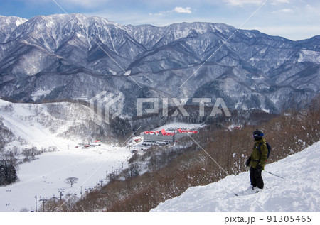長野県北安曇野郡小谷村にある白馬コルチナスキー場の稗田山林間コースから観えるホテルと青空 長野県北安曇野郡小谷村にある白馬コルチナスキー場の稗田山林間コースから観えるホテルと青空 91305465