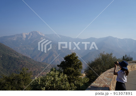 カリフォルニア州 セコイア国立公園 山火事でもやがかった風景 カリフォルニア州 セコイア国立公園 山火事でもやがかった風景 91307891