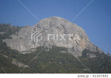 カリフォルニア州　セコイア国立公園　岩山の景色 91307892