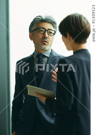 シニア社長と秘書 シニア社長と秘書 91309523