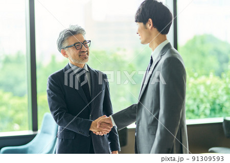 シニア経営者握手イメージ 91309593