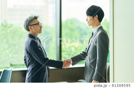 シニア経営者握手イメージ 91309595