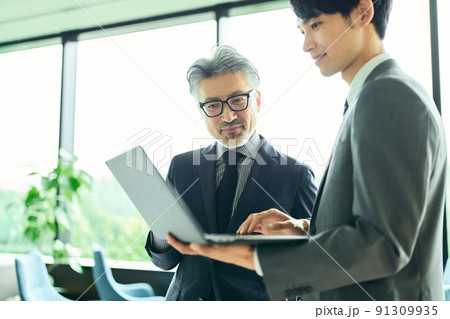 立ち話をする経営者と社員 立ち話をする経営者と社員 91309935