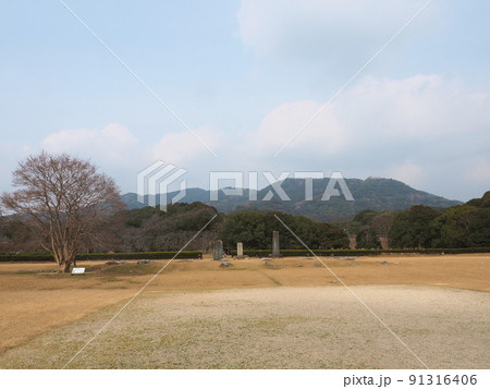 太宰府政庁跡 正殿に立つ3つの石碑 福岡県太宰府市観世音寺 太宰府政庁跡 正殿に立つ3つの石碑 福岡県太宰府市観世音寺 91316406