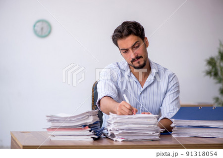 Young male employee and too much work in the office 91318054