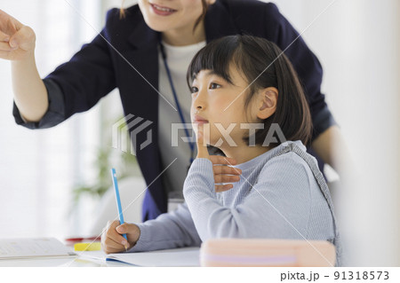 塾で学習をする小学生 女の子 勉強 91318573