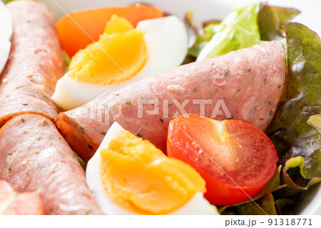 ボロニアソーセージとゆで卵のサラダのアップ。 91318771