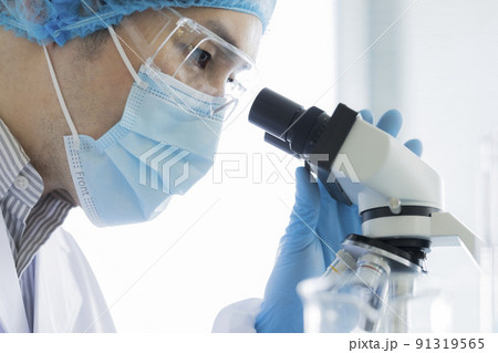 研究者 顕微鏡 91319565