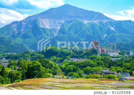 寺坂棚田と武甲山 田植えの季節 新緑の風景 寺坂棚田と武甲山 田植えの季節 新緑の風景 91320398