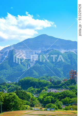 寺坂の棚田付近から眺めた武甲山 春の景色 新緑の季節 寺坂の棚田付近から眺めた武甲山 春の景色 新緑の季節 91320426