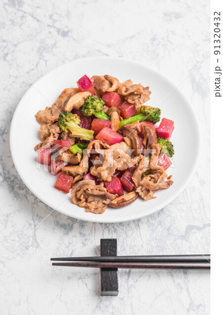 赤大根と豚肉の炒め物 赤大根と豚肉の炒め物 91320432