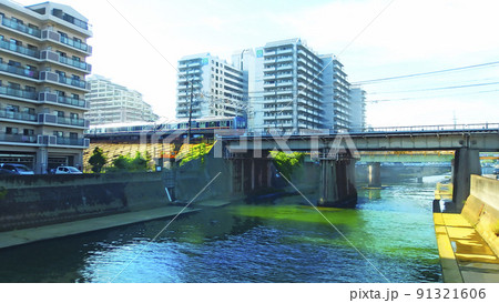 JR神戸線 川をわたる電車【横構図】 91321606