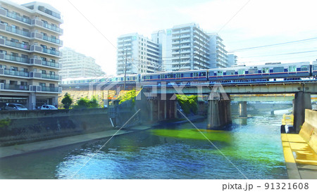 JR神戸線 川をわたる電車【横構図】 91321608